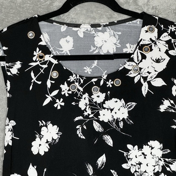 Karen Kane  XL Shirt Top Black Floral Flower Sleeveless Scoop Neck Stretch - Picture 4 of 4